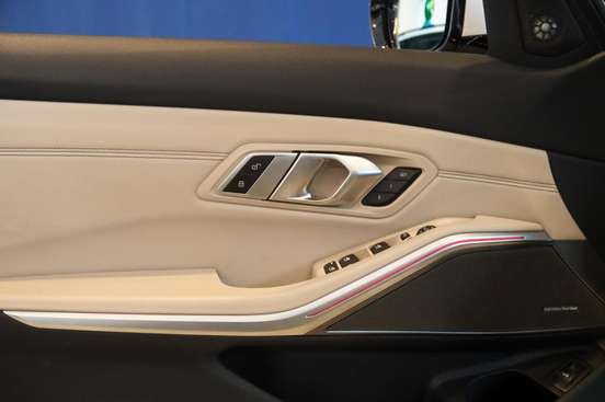 BMW-320i-2023