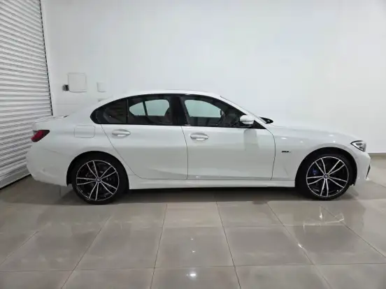 BMW-330e-2022