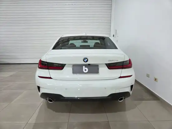 BMW-330e-2022