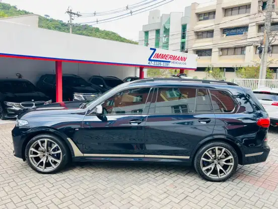 BMW-X7-2021