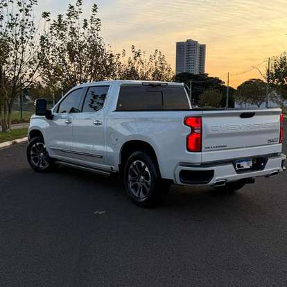 CHEVROLET-SILVERADO-5.3 V8 GASOLINA 1500 HIGH COUNTRY 4X4 AUTOMÁTICO CHEVROLET-SILVERADO-2023