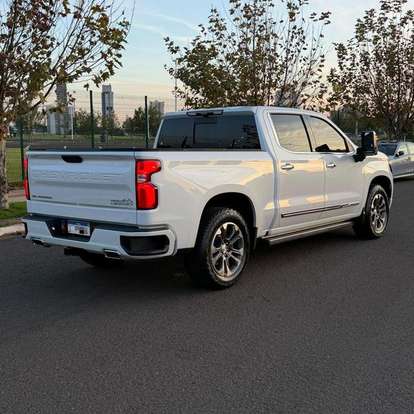 CHEVROLET-SILVERADO-5.3 V8 GASOLINA 1500 HIGH COUNTRY 4X4 AUTOMÁTICO CHEVROLET-SILVERADO-2023