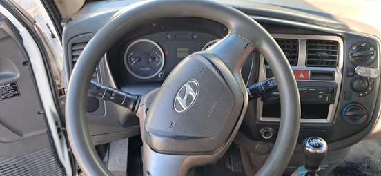 HYUNDAI-HR-2.5 LONGO SEM CAÇAMBA 4X2 16V 130CV TURBO INTERCOOLER DIESEL 2P MANUAL HYUNDAI-HR-2015