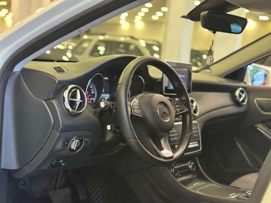 MERCEDES-BENZ-GLA 200-2017