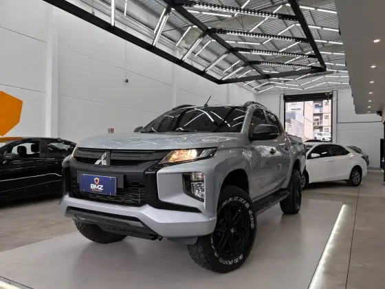 MITSUBISHI L200 TRITON 2.4 16V TURBO DIESEL SPORT HPE CD 4P 4X4 AUTOMÁTICO MITSUBISHI L200 TRITON 2.4 16V TURBO DIESEL SPORT HPE CD 4P 4X4 AUTOMÁTICO