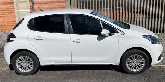 PEUGEOT-208-2016