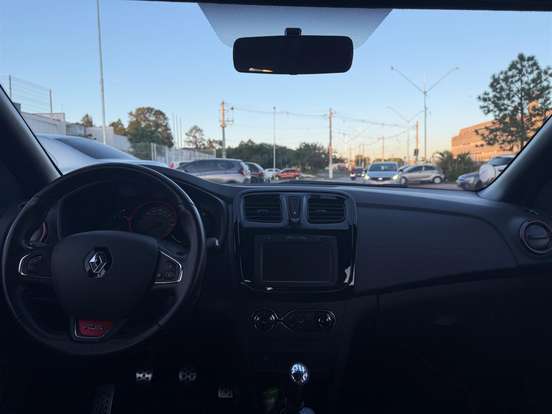 RENAULT-SANDERO-2021