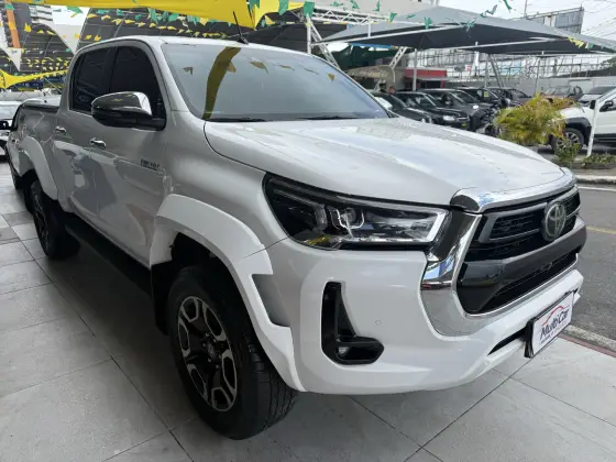 TOYOTA HILUX 2.8 D-4D TURBO DIESEL CD SRX PLUS 4X4 AUTOMÁTICO TOYOTA HILUX 2.8 D-4D TURBO DIESEL CD SRX PLUS 4X4 AUTOMÁTICO