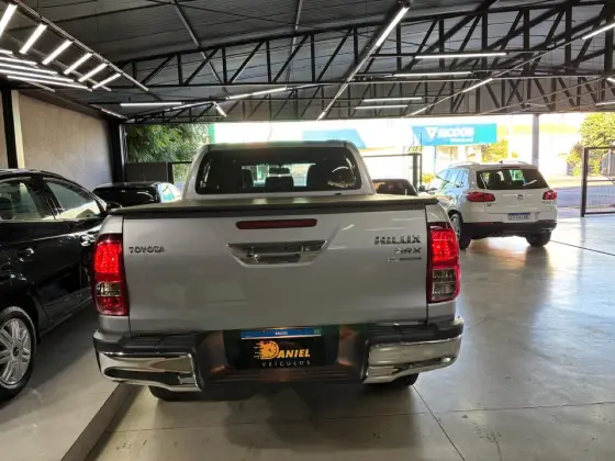 TOYOTA HILUX 2.8 SRX 4X4 CD 16V DIESEL 4P AUTOMÁTICO TOYOTA HILUX 2.8 SRX 4X4 CD 16V DIESEL 4P AUTOMÁTICO