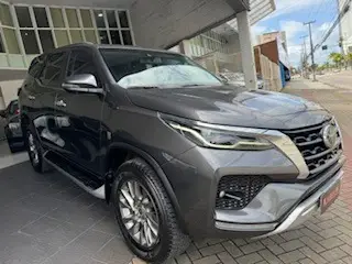 TOYOTA HILUX SW4 2.8 D-4D TURBO DIESEL SRX 7L 4X4 AUTOMÁTICO TOYOTA HILUX SW4 2.8 D-4D TURBO DIESEL SRX 7L 4X4 AUTOMÁTICO