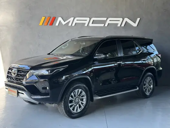 TOYOTA HILUX SW4 2.8 D-4D TURBO DIESEL SRX 7L 4X4 AUTOMÁTICO