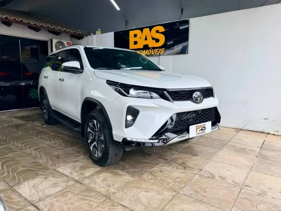 TOYOTA HILUX SW4 2.8 D-4D TURBO DIESEL SRX PLATINUM 7L 4X4 AUTOMÁTICO TOYOTA HILUX SW4 2.8 D-4D TURBO DIESEL SRX PLATINUM 7L 4X4 AUTOMÁTICO