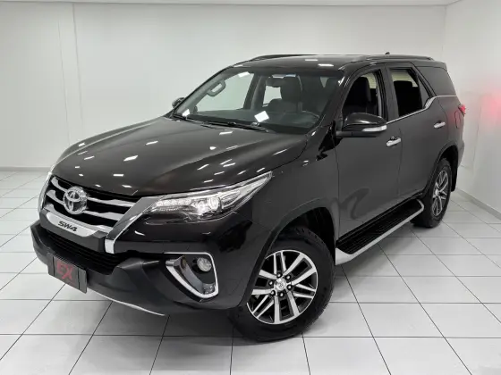 TOYOTA HILUX SW4 2.8 SRX 4X4 7 LUGARES 16V TURBO INTERCOOLER DIESEL 4P AUTOMÁTICO TOYOTA HILUX SW4 2.8 SRX 4X4 7 LUGARES 16V TURBO INTERCOOLER DIESEL 4P AUTOMÁTICO