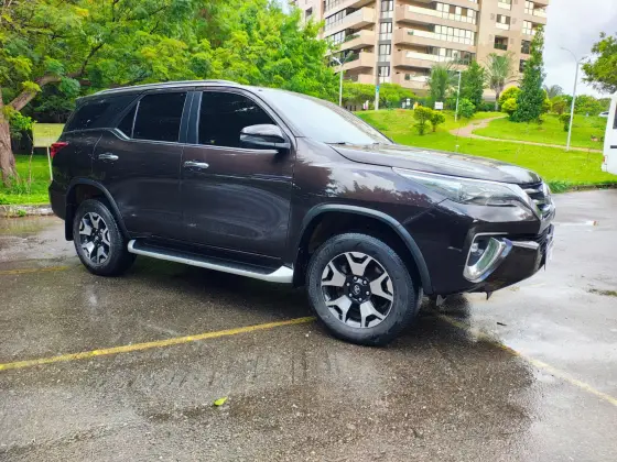 TOYOTA HILUX SW4 2.8 SRX DIAMOND 4X4 7 LUGARES 16V TURBO INTERCOOLER DIESEL 4P AUTOMÁTICO TOYOTA HILUX SW4 2.8 SRX DIAMOND 4X4 7 LUGARES 16V TURBO INTERCOOLER DIESEL 4P AUTOMÁTICO