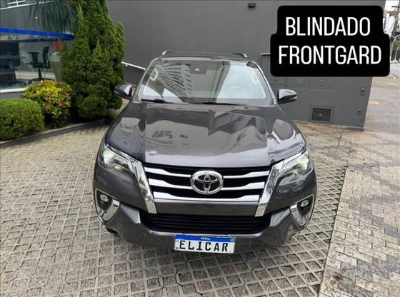 TOYOTA HILUX SW4 2.8 SRX 4X4 7 LUGARES 16V TURBO INTERCOOLER DIESEL 4P AUTOMÁTICO
