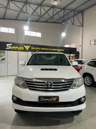 TOYOTA HILUX SW4 3.0 SRV 4X4 7 LUGARES 16V TURBO INTERCOOLER DIESEL 4P AUTOMÁTICO TOYOTA HILUX SW4 3.0 SRV 4X4 7 LUGARES 16V TURBO INTERCOOLER DIESEL 4P AUTOMÁTICO