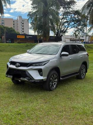TOYOTA HILUX SW4 2.8 D-4D TURBO DIESEL SRX PLATINUM 7L 4X4 AUTOMÁTICO