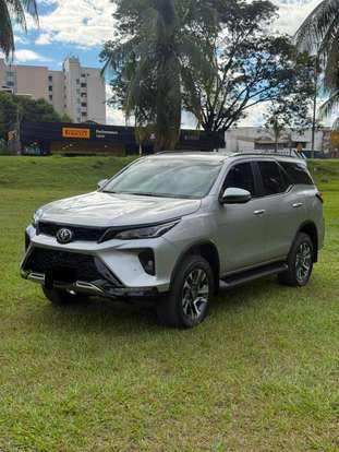 TOYOTA-HILUX SW4-2024