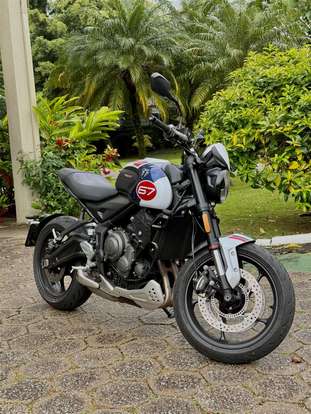 TRIUMPH-TRIDENT 660 TRIPLE TRIBUTE EDITION-2025