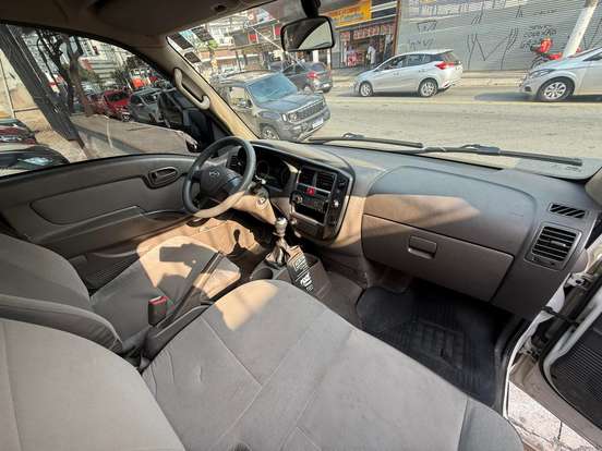 HYUNDAI-HR-2.5 LONGO SEM CAÇAMBA 4X2 16V 130CV TURBO INTERCOOLER DIESEL 2P MANUAL HYUNDAI-HR-2015