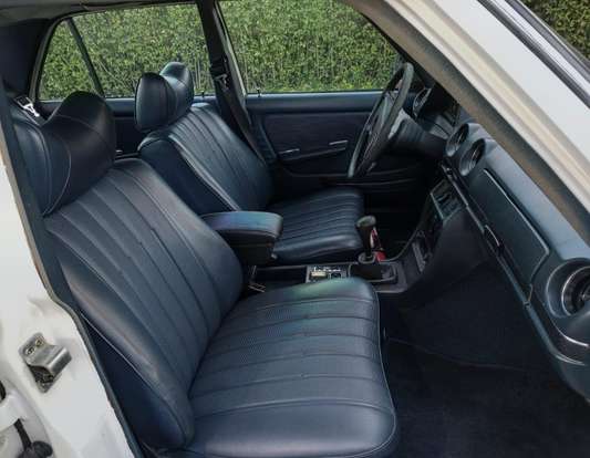MERCEDES-BENZ-250-1977