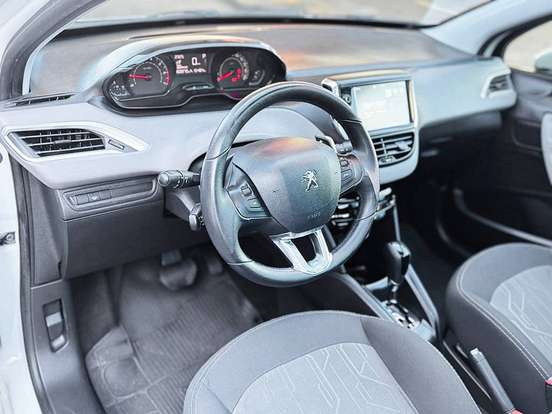 PEUGEOT-208-2016