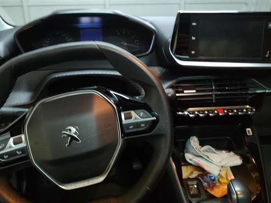 PEUGEOT-208-2021