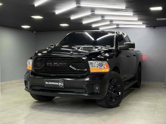 RAM CLASSIC 5.7 V8 GASOLINA LARAMIE NIGHT EDITION CD 4X4 AUTOMÁTICO