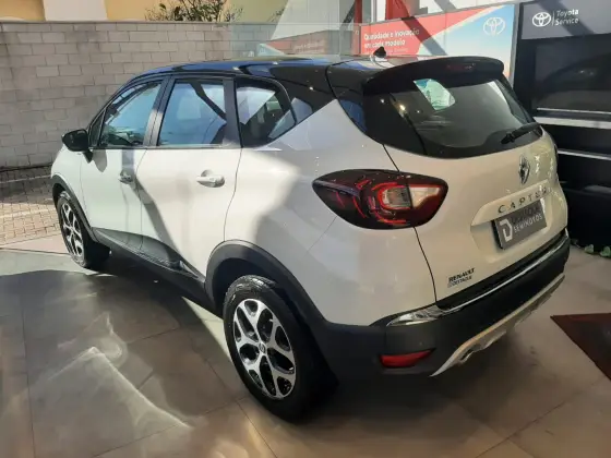 RENAULT CAPTUR 1.6 16V SCE FLEX BOSE X-TRONIC RENAULT CAPTUR 1.6 16V SCE FLEX BOSE X-TRONIC