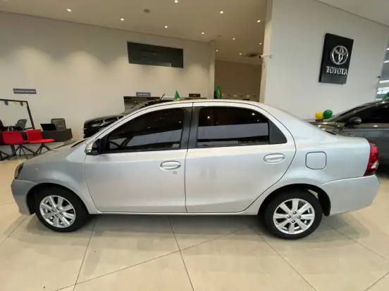 TOYOTA-ETIOS-2019