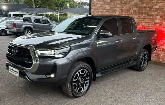 TOYOTA-HILUX-2.8 D-4D TURBO DIESEL CD SRX 4X4 AUTOMÁTICO TOYOTA-HILUX-2025