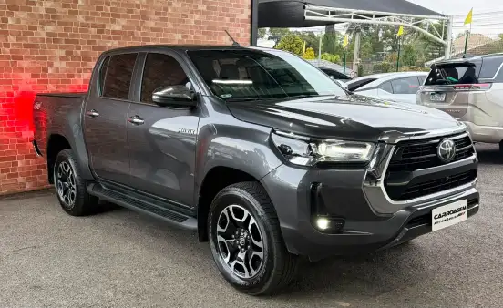 TOYOTA-HILUX-2.8 D-4D TURBO DIESEL CD SRX 4X4 AUTOMÁTICO TOYOTA-HILUX-2025