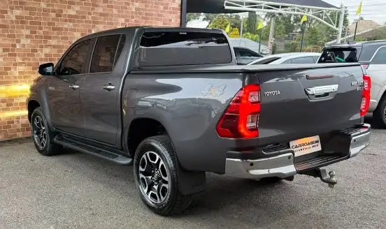 TOYOTA-HILUX-2.8 D-4D TURBO DIESEL CD SRX 4X4 AUTOMÁTICO TOYOTA-HILUX-2025
