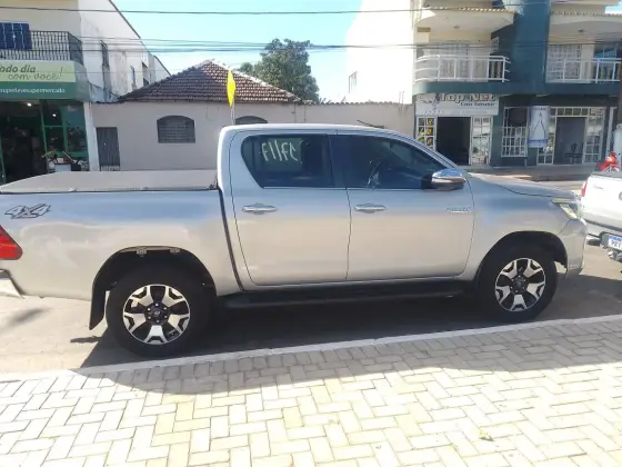 TOYOTA HILUX 2.8 SRX 4X4 CD 16V DIESEL 4P AUTOMÁTICO TOYOTA HILUX 2.8 SRX 4X4 CD 16V DIESEL 4P AUTOMÁTICO