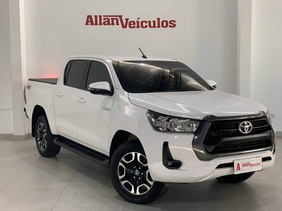 TOYOTA HILUX 2.8 D-4D TURBO DIESEL CD SR 4X4 AUTOMÁTICO