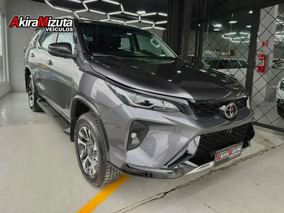 TOYOTA HILUX SW4 2.8 D-4D TURBO DIESEL SRX PLATINUM 7L 4X4 AUTOMÁTICO TOYOTA HILUX SW4 2.8 D-4D TURBO DIESEL SRX PLATINUM 7L 4X4 AUTOMÁTICO