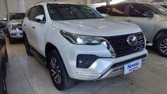 TOYOTA HILUX SW4 2.8 D-4D TURBO DIESEL SRX 7L 4X4 AUTOMÁTICO