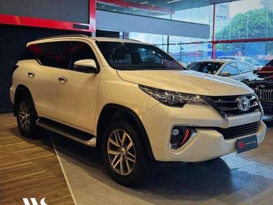 TOYOTA-HILUX SW4-2.8 SRX 4X4 7 LUGARES 16V TURBO INTERCOOLER DIESEL 4P AUTOMÁTICO TOYOTA-HILUX SW4-2017