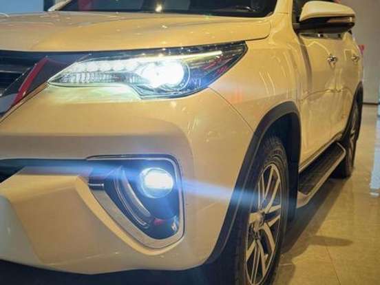 TOYOTA-HILUX SW4-2.8 SRX 4X4 7 LUGARES 16V TURBO INTERCOOLER DIESEL 4P AUTOMÁTICO TOYOTA-HILUX SW4-2017