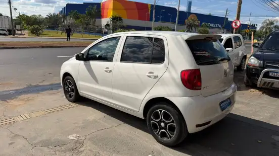 VOLKSWAGEN-FOX-1.6 MI SELEÇÃO 8V FLEX 4P MANUAL VOLKSWAGEN-FOX-2014