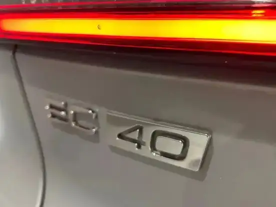 VOLVO-EC40-2025