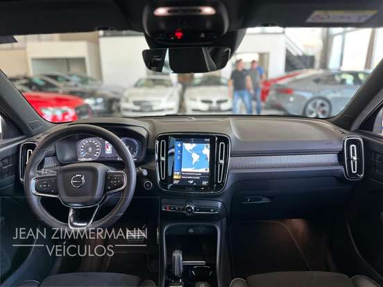 VOLVO-XC40-2020