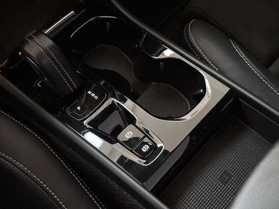 VOLVO-XC40-2020