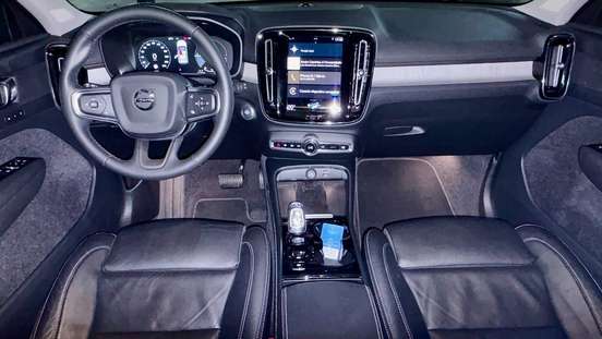 VOLVO-XC40-2021