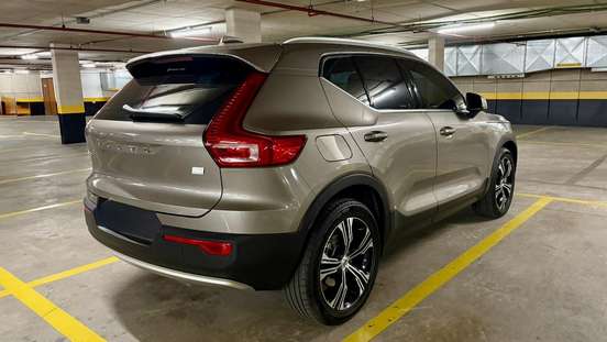 VOLVO-XC40-2021