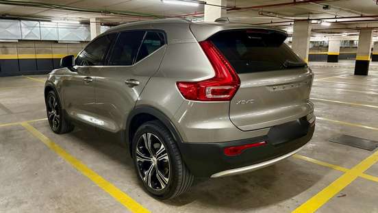VOLVO-XC40-2021