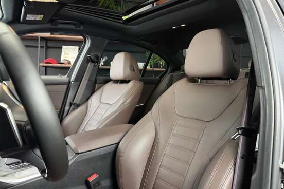 BMW-330e-2020