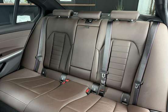 BMW-330e-2020