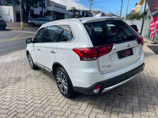 MITSUBISHI-OUTLANDER-3.0 GT 4X4 V6 24V GASOLINA 4P AUTOMÁTICO MITSUBISHI-OUTLANDER-2017