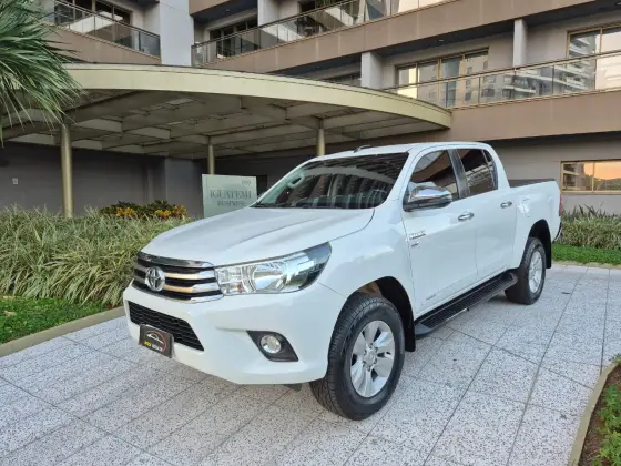 TOYOTA HILUX 2.7 SR 4X2 CD 16V FLEX 4P AUTOMÁTICO TOYOTA HILUX 2.7 SR 4X2 CD 16V FLEX 4P AUTOMÁTICO